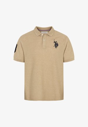 Béžové tričko polo s krátkym rukávom, golierom, zapínaním na dva gombíky, čiernym logom hráča póla na hrudi a čiernou nášivkou s číslom osem na rukáve.
