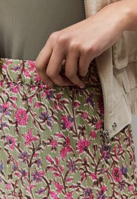 Next REGULAR FIT -TIERED - Jupe longue - green pink flower print