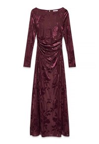 Lång mörkt vinröd klänning med blommönster, samlad midja och långa ärmar. Tyget har en lätt lyster och en flödande design.