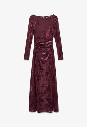 Dolga temno burgundska obleka z cvetličnim vzorcem, z gathered pasom in dolgimi rokavi. Tkanina ima lahek sijaj in tekoč dizajn.