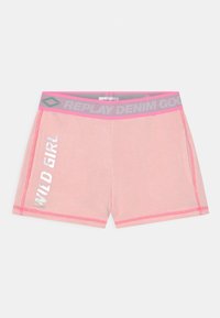 Rosa Baumwollshorts mit einem grauen elastischen Bund, auf dem "REPLAY DENIM GOOD" steht. Silberner Druck "WILD GIRL" auf dem linken Bein.