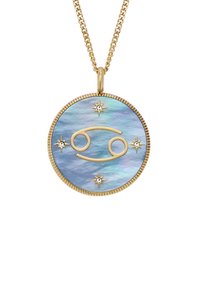 Pendentif en or du zodiaque présentant un fond circulaire en coquillage d'abalone, un symbole du Cancer en or et six petites étoiles accentuées.
