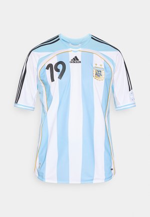 Hellblau-weiß gestreiftes Fußballtrikot mit kurzen Ärmeln, Nummer 19, Adidas-Logo und Emblem des argentinischen Fußballverbands.
