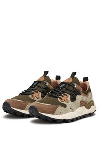 Sneakers da uomo in suede verde e marrone con mesh nero, dotati di lacci neri, un accento in pelle color cuoio e suola nera robusta.