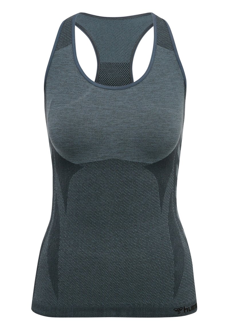 Camiseta deportiva sin mangas de color gris oscuro con acabado texturizado, paneles de malla en los laterales y la espalda, y diseño de espalda cruzada para mejorar la transpirabilidad.