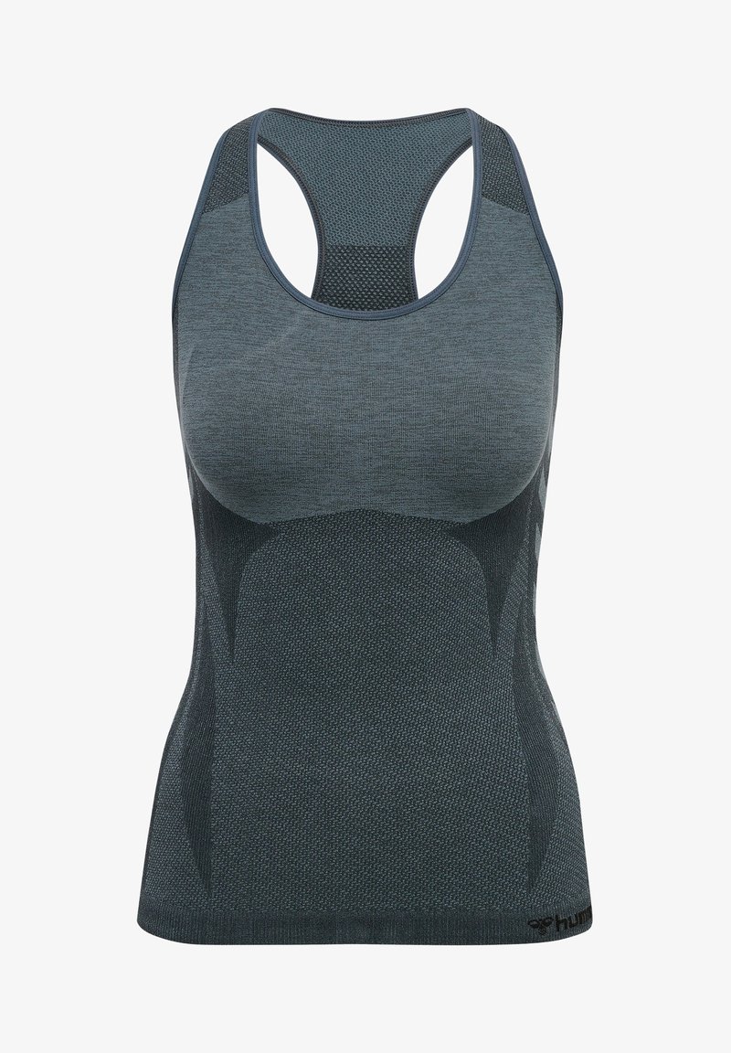 Camiseta deportiva sin mangas de color gris oscuro con acabado texturizado, paneles de malla en los laterales y la espalda, y diseño de espalda cruzada para mejorar la transpirabilidad.