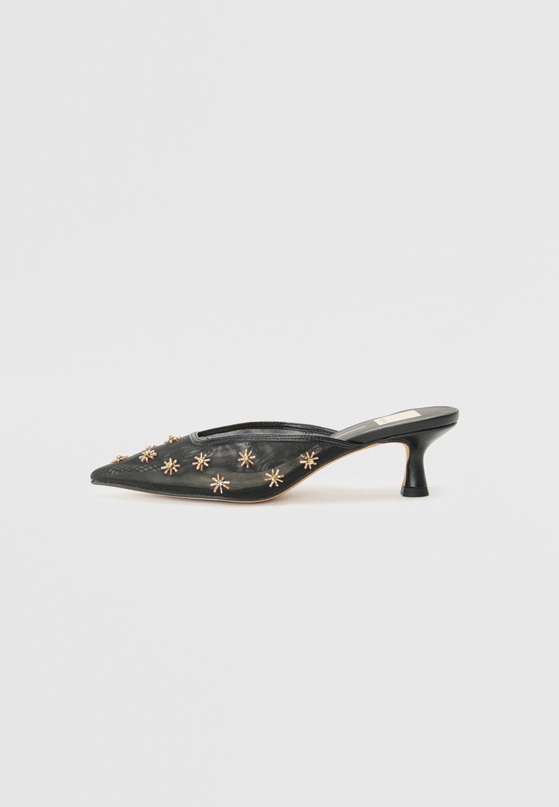 Mule pretas feitas de material texturizado com bico fino, apresentando embellishments em forma de estrela dourada e um pequeno salto curvado.