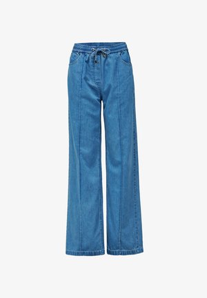 Pantalones de denim de pierna ancha en azul claro, con cintura elástica y cordón, que cuentan con bolsillos frontales y sutiles detalles de costura vertical.