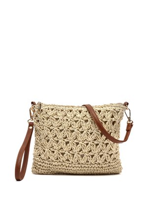 Sac bandoulière beige en crochet avec une sangle en cuir marron et un bracelet, présentant un motif floral ajouré et une fermeture éclair.