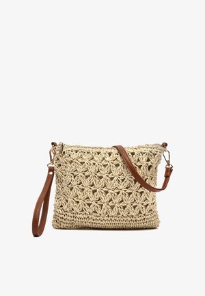 Sac bandoulière beige en crochet avec une sangle en cuir marron et un bracelet, présentant un motif floral ajouré et une fermeture éclair.