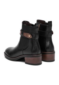 Botines negros de cuero con punta redondeada, paneles laterales elásticos, detalle de correa de cuero marrón y tacón bajo de bloque de madera.