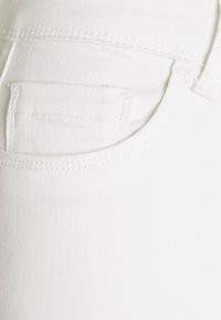 ONLY Petite Vaqueros pitillo - white