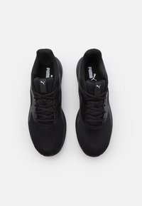 Sneaker sportive nere con tomaia in mesh, chiusura con lacci e colletto imbottito. Presentano un logo discreto sulla linguetta e una suola testurizzata.