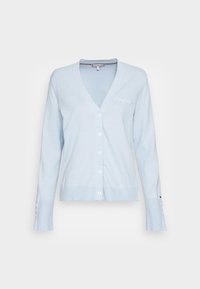 Cárdigan de punto azul claro con cuello en V, de manga larga, botones en el frente, puños acanalados y pequeño logo bordado en el pecho y la manga.