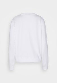 Sudadera blanca con cuello redondo, mangas largas y puños de canalé. Sencilla, de un color sólido, con un corte relajado y sin detalles visibles.