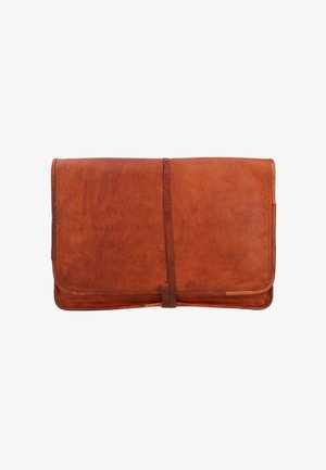 Pruun nahast sülearvutikott, millel on sile tekstuur, ristkülikukujuline kuju, õmmeldud servad ja nahkpael, mis sulgeb koti.