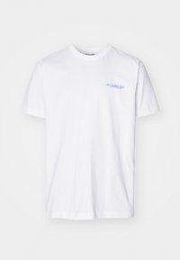 Witte katoenen t-shirt met korte mouwen, ronde hals en een kleine blauwe opdruk op het linker borstgebied. Soepele textuur en klassieke pasvorm.