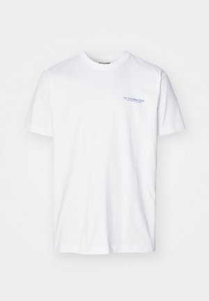 Biela bavlnená tričko s krátkym rukávom, okrúhlym výstrihom a malým modrým potlačeným textom na ľavej hrudi. Hladká textura a klasický strih.