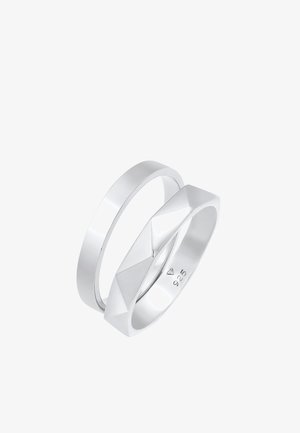 Silberringe: einer glatt und flach, der andere mit einem geometrischen, facettierten Design. Beide zeigen eine polierte Oberfläche und sind mit "925" gekennzeichnet.
