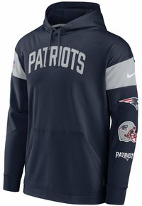 Sweat à capuche bleu marine en mélange de polyester. Comprend le texte "PATRIOTS" sur la poitrine, des accents gris sur les épaules et le logo de l'équipe sur la manche droite.