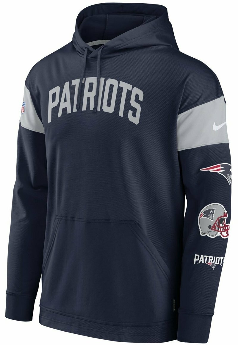 Sweat à capuche bleu marine en mélange de polyester. Comprend le texte "PATRIOTS" sur la poitrine, des accents gris sur les épaules et le logo de l'équipe sur la manche droite.