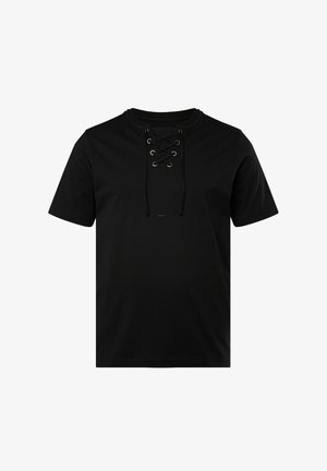 Czarna koszulka z krótkim rękawem z wiązanym dekoltem w kształcie litery V i srebrnymi oczkami, prezentowana na jednolitym białym tle.