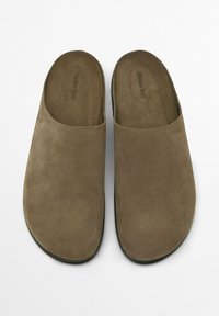 Bruna mockaskor som är lätta att ta på, med en slät, texturerad yta och en platt sula. Rundad tåkonstruktion, minimala sömmar och ingen synlig hårdvara.