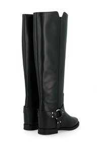 Bottes noires en cuir de grande taille avec une finition lisse. Équipées d'une sangle latérale avec une boucle et des éléments en métal argenté, semelle en caoutchouc et coupe droite.