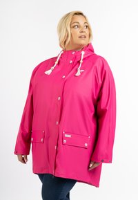 Cappotto impermeabile rosa con cappuccio, dotato di chiusure a pressione sul frontale, due tasche e cordini decorativi. Texture liscia e vestibilità comoda.