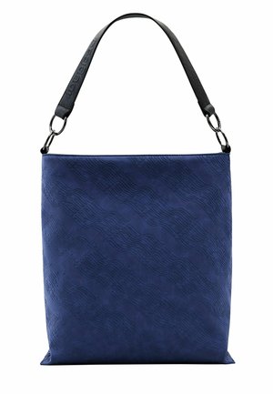 Blauwe draagtas met geperst golfpatroon en een brede zwarte band bevestigd met zilveren ringen, ontworpen om over de schouder te dragen.