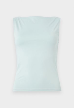 Svijetloplavi bezrukavni top napravljen od glatke tkanine. Ima zaobljeni izrez i prilagođen siluet koja ima minimalne šavove.