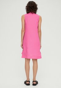 s.Oliver V AUSSCHNITT - Blusenkleid - pink