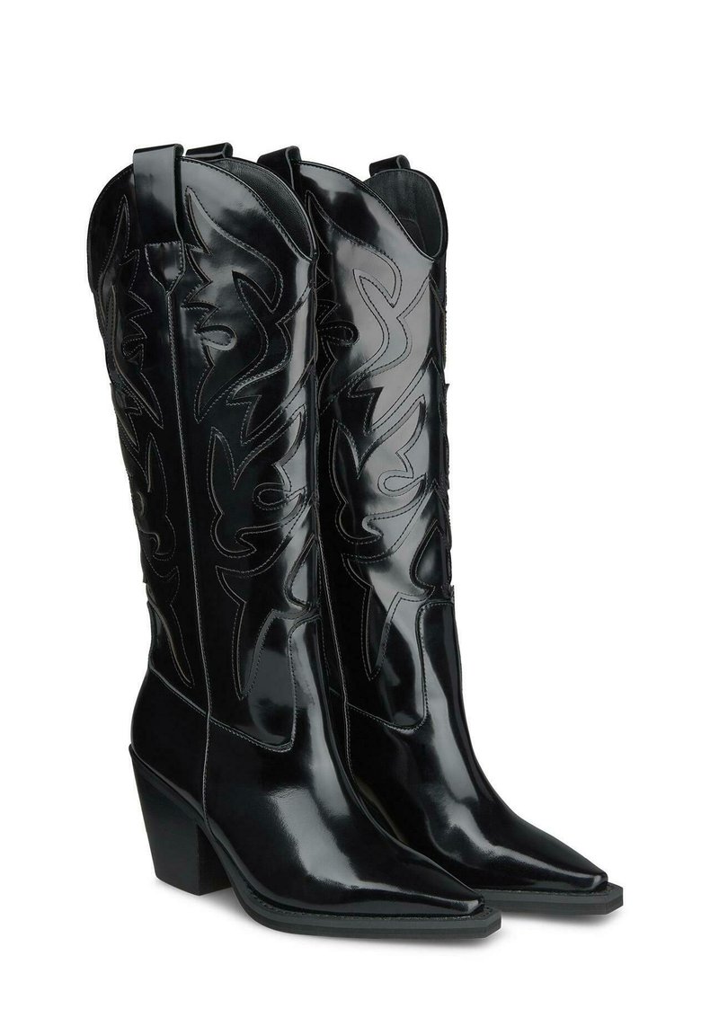 Par de botas de vaquero de cuero negro brillante con puntas afiladas, tacones cuadrados y costuras decorativas en los cañones.