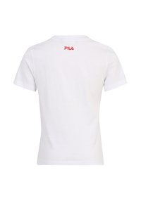 Camiseta de algodón blanca de manga corta, en color sólido, con un logo rojo de FILA en la parte superior de la espalda. Diseño de cuello redondo estándar.