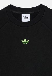 Sweatshirt preto com gola redonda, apresentando um pequeno logótipo bordado verde no peito. Tecido texturizado com mangas raglan.