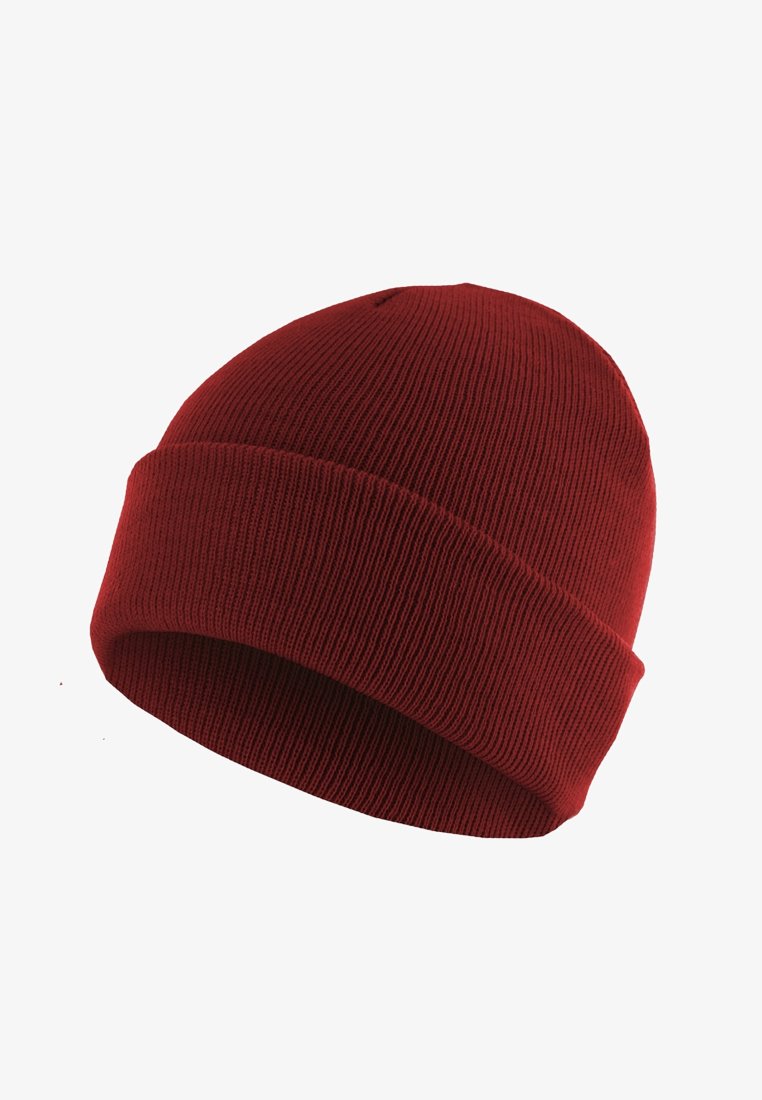 Căciulă tricotată roșie, cu un model texturat în dungi și un tiv răsucit. Materialul este moale și elastic, conceput să se potrivească strâns pe cap.