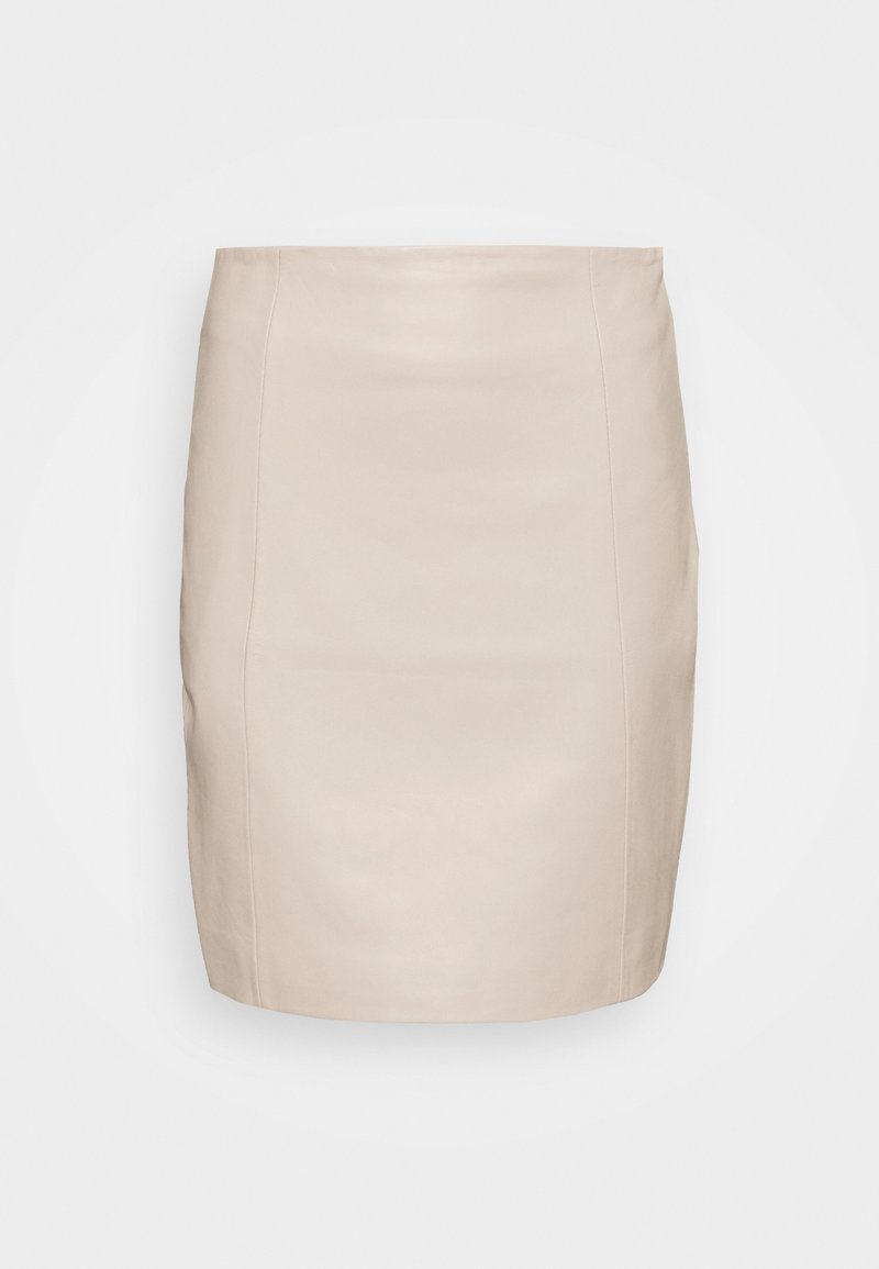 Jupe droite beige longueur genou avec des coutures verticales, en tissu lisse, présentée sur fond blanc uni.