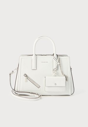 Sac à main structuré blanc avec poignées supérieures, poche zippée à l'avant, porte-monnaie attaché et bandoulière réglable.