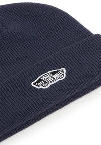 Gorro de marina hecho de material de punto acanalado, con un parche en forma de patineta del logo blanco de Vans "Off The Wall" en la parte frontal.