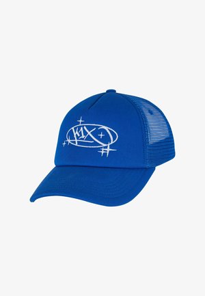 Gorra de béisbol azul con corona redondeada, visera curva, paneles laterales de malla y logotipo bordado en blanco en la parte frontal.