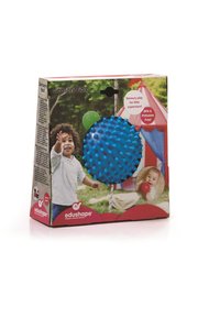 Ett barn sträcker sig efter en blå taggig sensorisk boll som hänger utomhus nära ett rött lektält, med en baby som håller en röd sensorisk boll i bilden nedan.