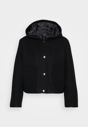 Czarna krótka kurtka z kapturem, z przednimi zatrzaskami, dwiema dużymi kieszeniami z przodu i gładką podszewką.