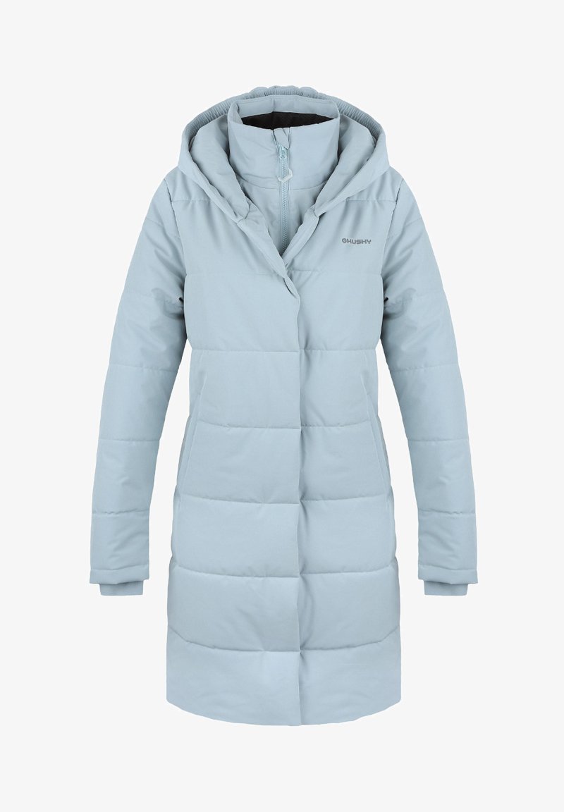 Světle modrý nadýchaný kabát s kapucí, navržený s prošívanými sekcemi, předním zipem a logem na hrudi.