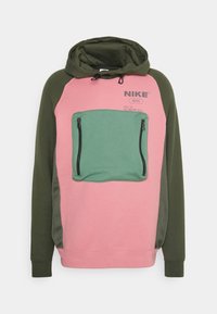 Hooded Nike-tröja med rosa fram, gröna ärmar, stor grön dragkedjeficka fram och svarta snören på huvan.