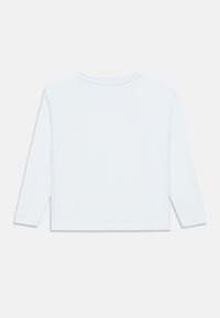 Biały top z długim rękawem i okrągłym dekoltem, wykonany z miękkiego materiału. Posiada prosty dół i minimalistyczny design bez widocznych wzorów czy akcentów.