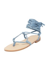 Sandalini azzurri chiari con un design a strisce, suola piatta e avvolgimento alla caviglia. Sottopiede in pelle liscia con bordi cuciti, stile casual e aperto.