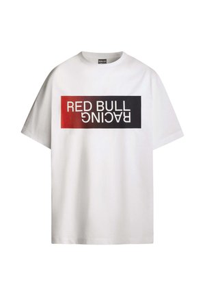 Valge puuvillane t-särk, millel on punase ja musta värvi ristkülikukujuline graafika, millel on rasvaste, suurte tähtedega tekst "RED BULL RACING".