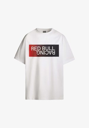 Witte katoenen t-shirt met een rechthoekige grafiek in rood en zwart met de tekst "RED BULL RACING" in vette, hoofdletters.