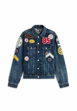 Tommy Jeans, TOMMY JEANS RYAN TOMMY BADGE DENIM TRUCKER JACKET - Chaqueta vaquera - denim dark
