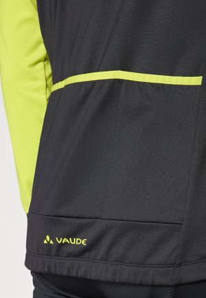 Schwarze Sportjacke mit fluoreszierenden gelben Akzenten, ausgestattet mit einer Rückentasche und einer glatten, leichten Stofftextur. Markenlogo angezeigt.